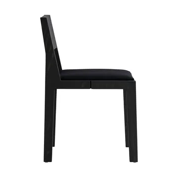 Silla 016 Maasto Dining Chair - Pino con tinte negro, asiento tapizado en negro - Vaarnii