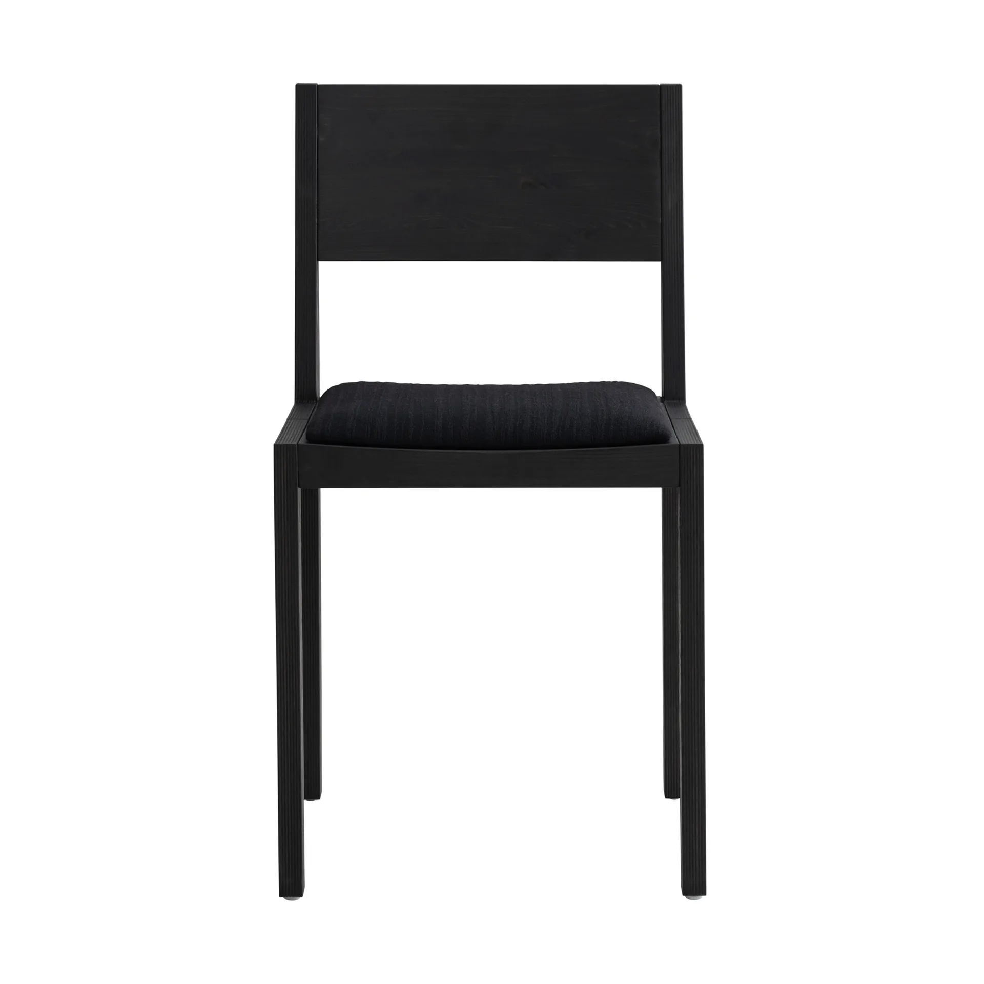 Silla 016 Maasto Dining Chair, Pino con tinte negro, asiento tapizado en negro Vaarnii