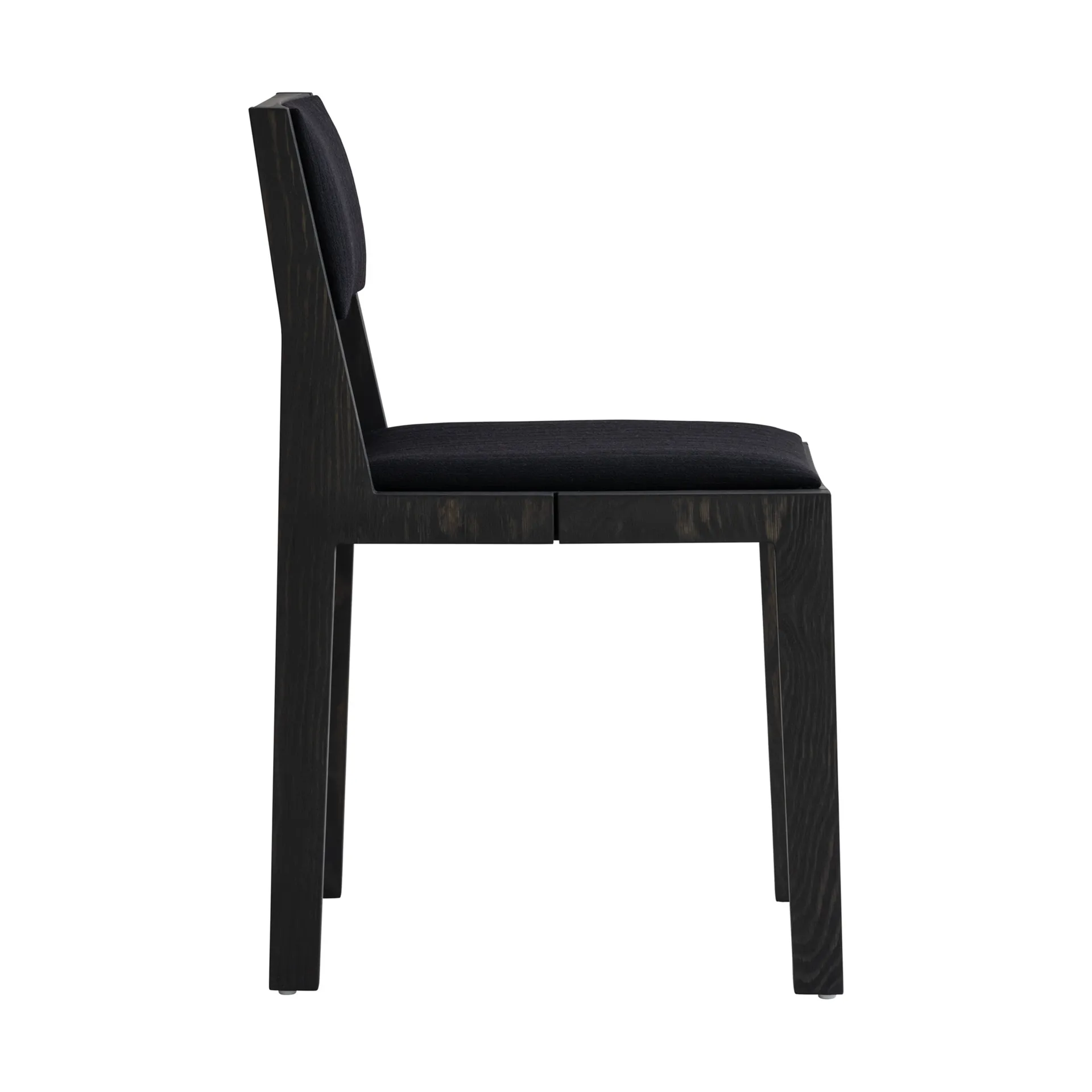 Silla 016 Maasto Dining Chair, Pino con tinte negro, frontal tapizado en negro Vaarnii