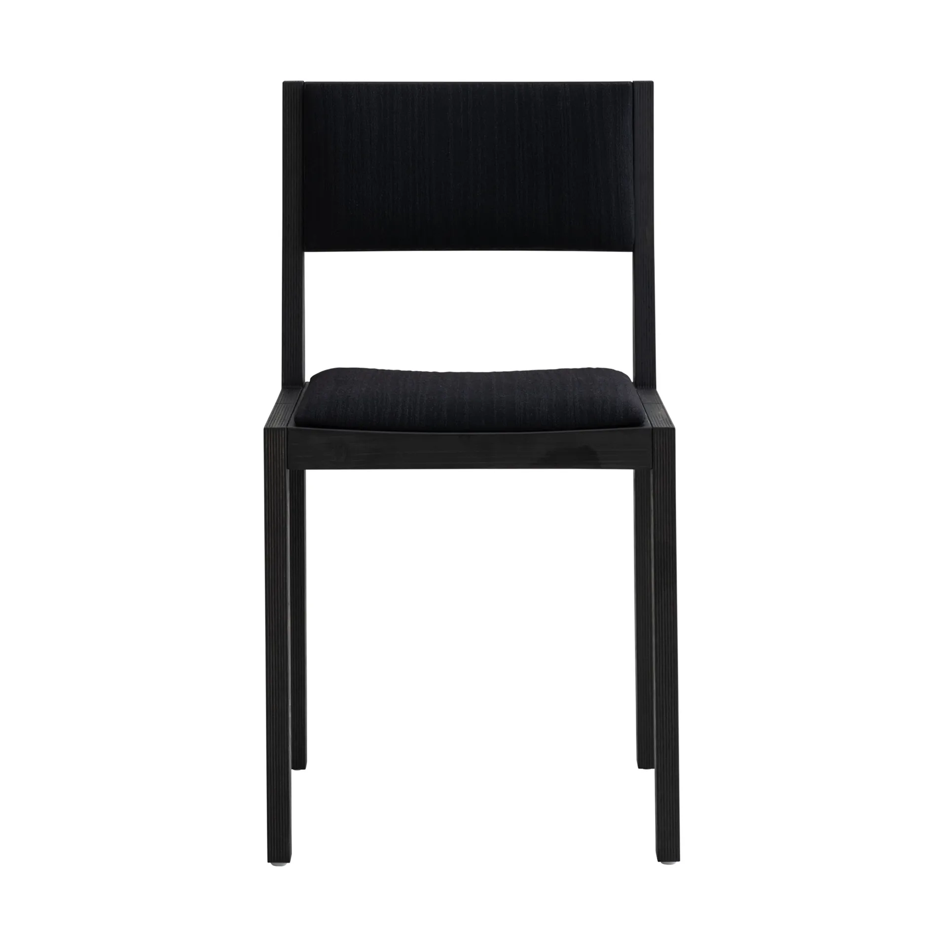 Silla 016 Maasto Dining Chair, Pino con tinte negro, frontal tapizado en negro Vaarnii