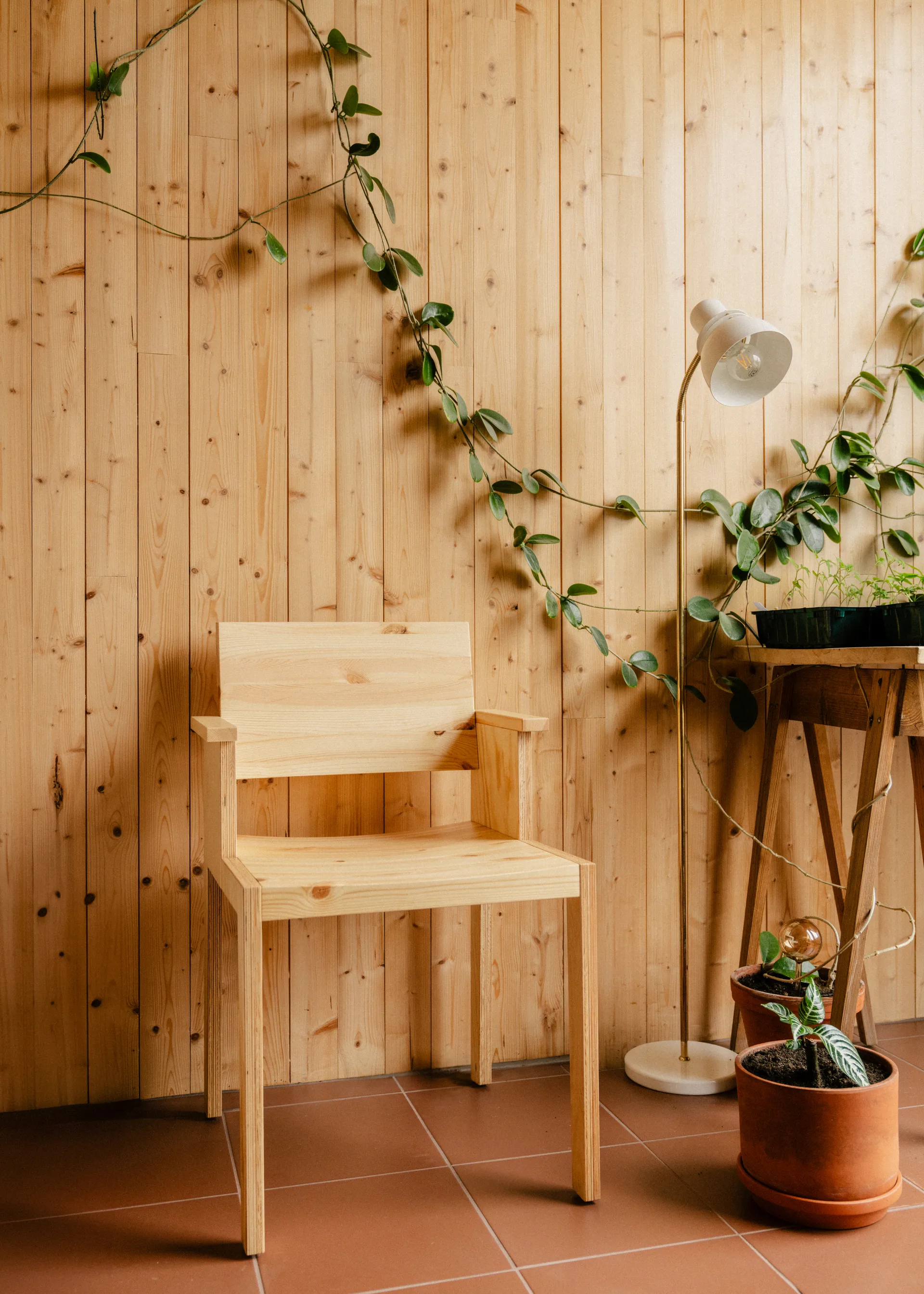 Sillón con reposabrazos 016 Maasto Dining Armchair, Pino aceitado y encerado mate Vaarnii