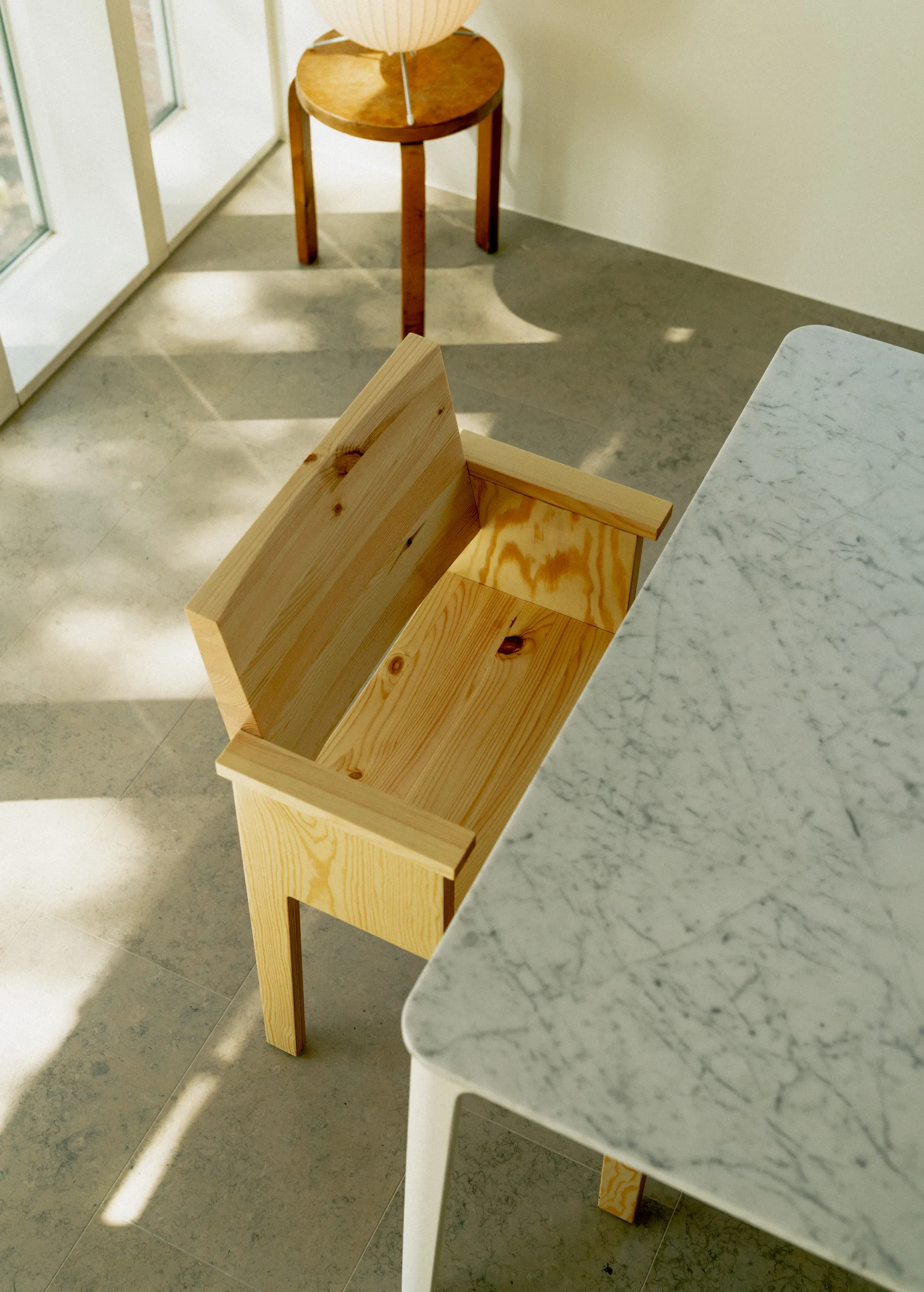 Sillón con reposabrazos 016 Maasto Dining Armchair, Pino aceitado y encerado mate Vaarnii