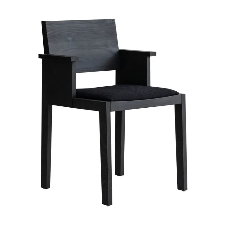 Sillón con reposabrazos 016 Maasto Dining Armchair - Pino con tinte negro, asiento tapizado en negro - Vaarnii