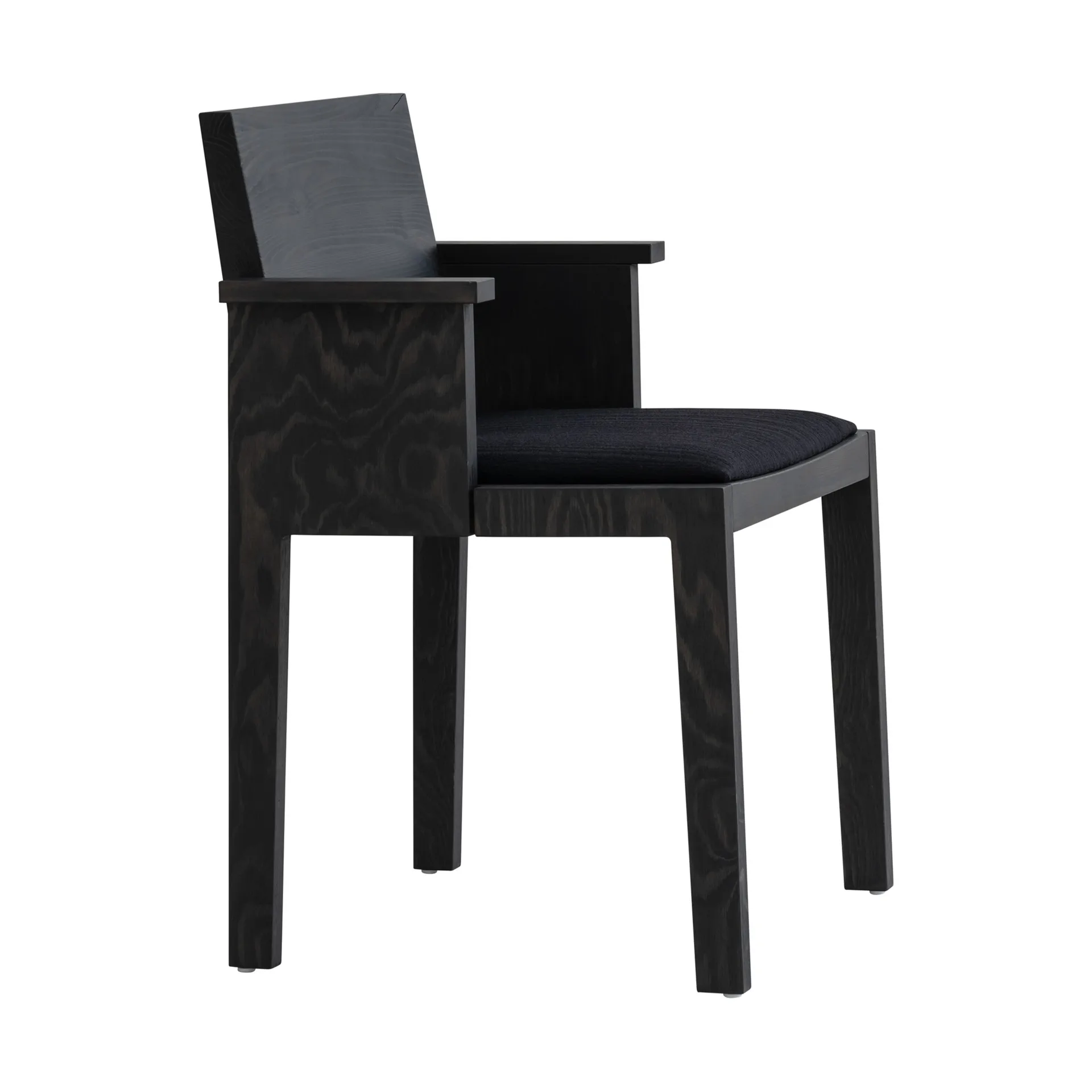 Sillón con reposabrazos 016 Maasto Dining Armchair, Pino con tinte negro, asiento tapizado en negro Vaarnii