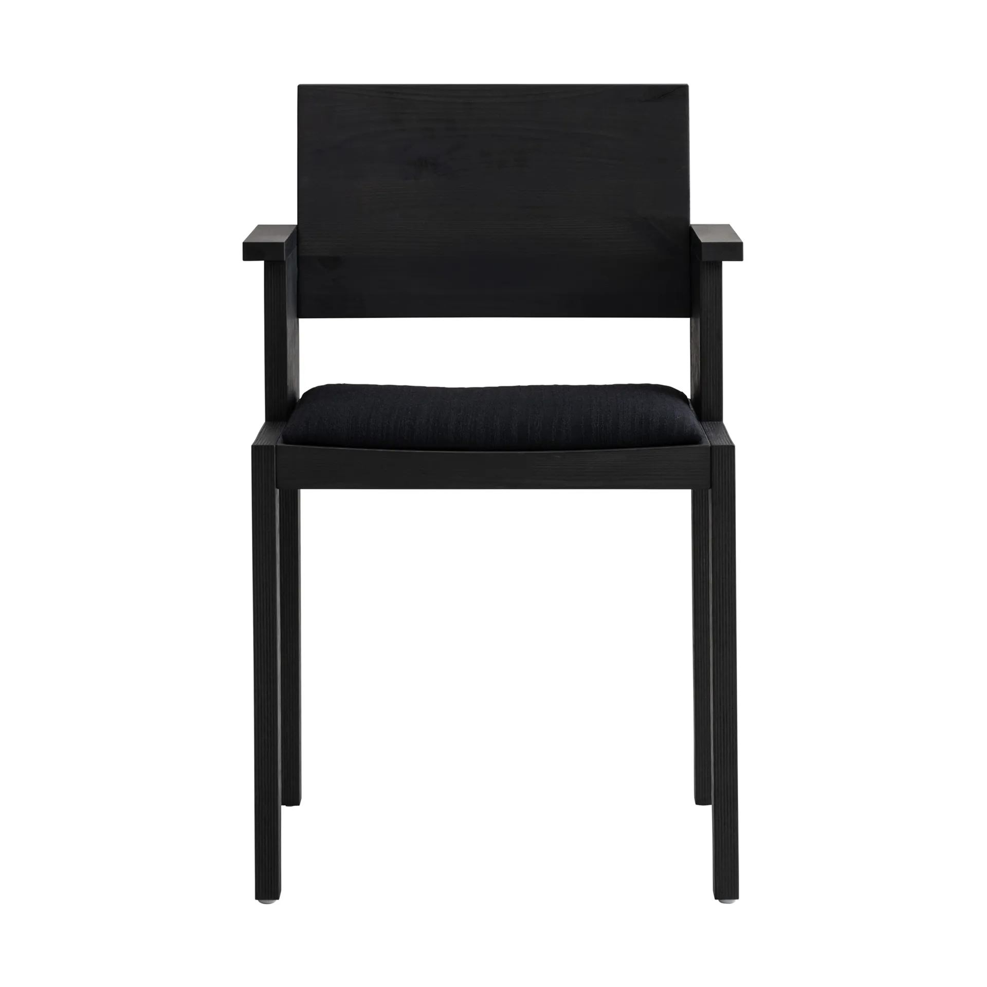 Sillón con reposabrazos 016 Maasto Dining Armchair, Pino con tinte negro, asiento tapizado en negro Vaarnii