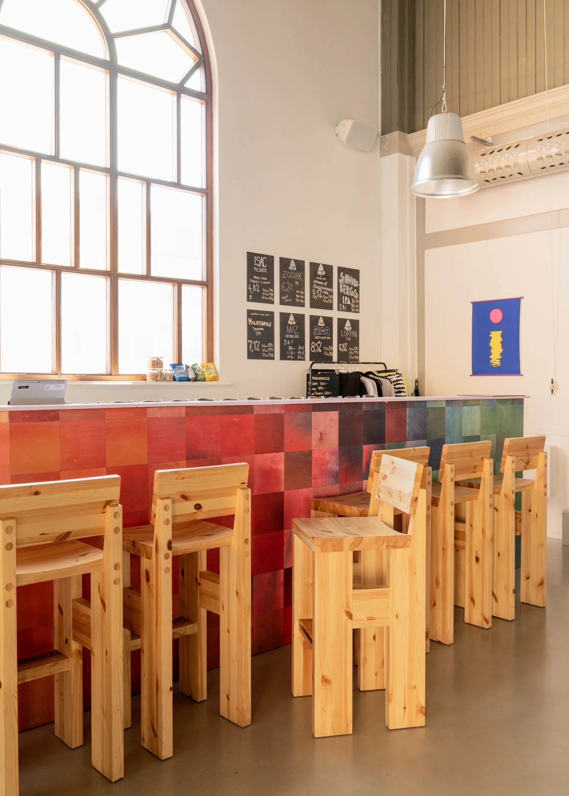 Taburete 001 Bar Stool, Pino aceitado y encerado mate, 65 cm Vaarnii