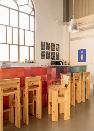 Taburete 001 Bar Stool - Pino aceitado y encerado mate, 65 cm - Vaarnii