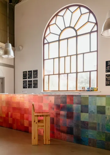 Taburete 001 Bar Stool - Pino aceitado y encerado mate, 65 cm - Vaarnii