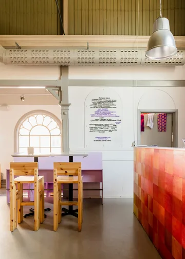 Taburete 001 Bar Stool - Pino aceitado y encerado mate, 75 cm - Vaarnii