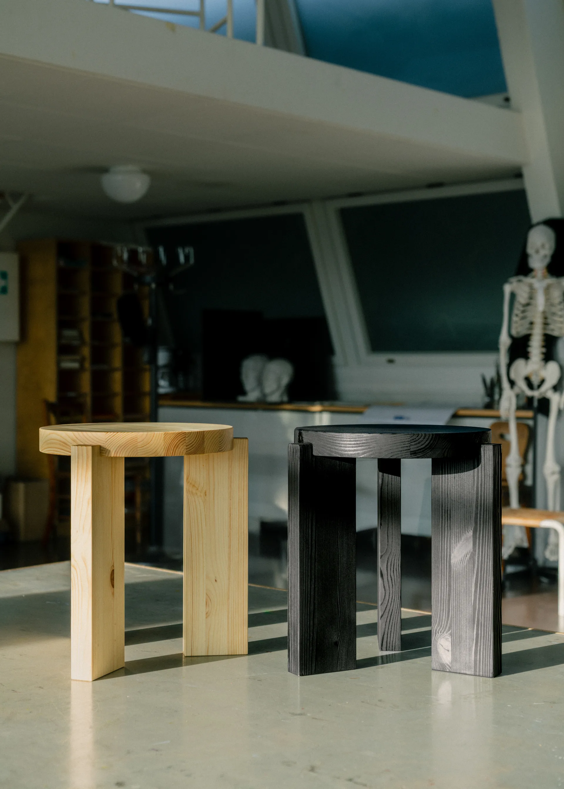 Taburete 001 Stool, Pino aceitado y encerado mate, Ø40×44 cm Vaarnii