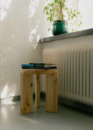 Taburete 001 Stool - Pino aceitado y encerado mate, Ø40×44 cm - Vaarnii