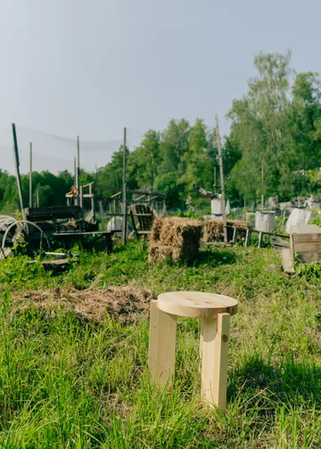 Taburete 001 Stool - Pino aceitado y encerado mate, Ø40×44 cm - Vaarnii