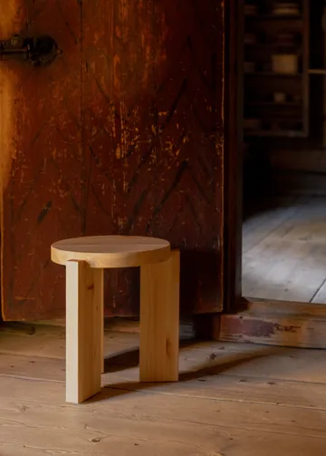 Taburete 001 Stool - Pino aceitado y encerado mate, Ø40×44 cm - Vaarnii