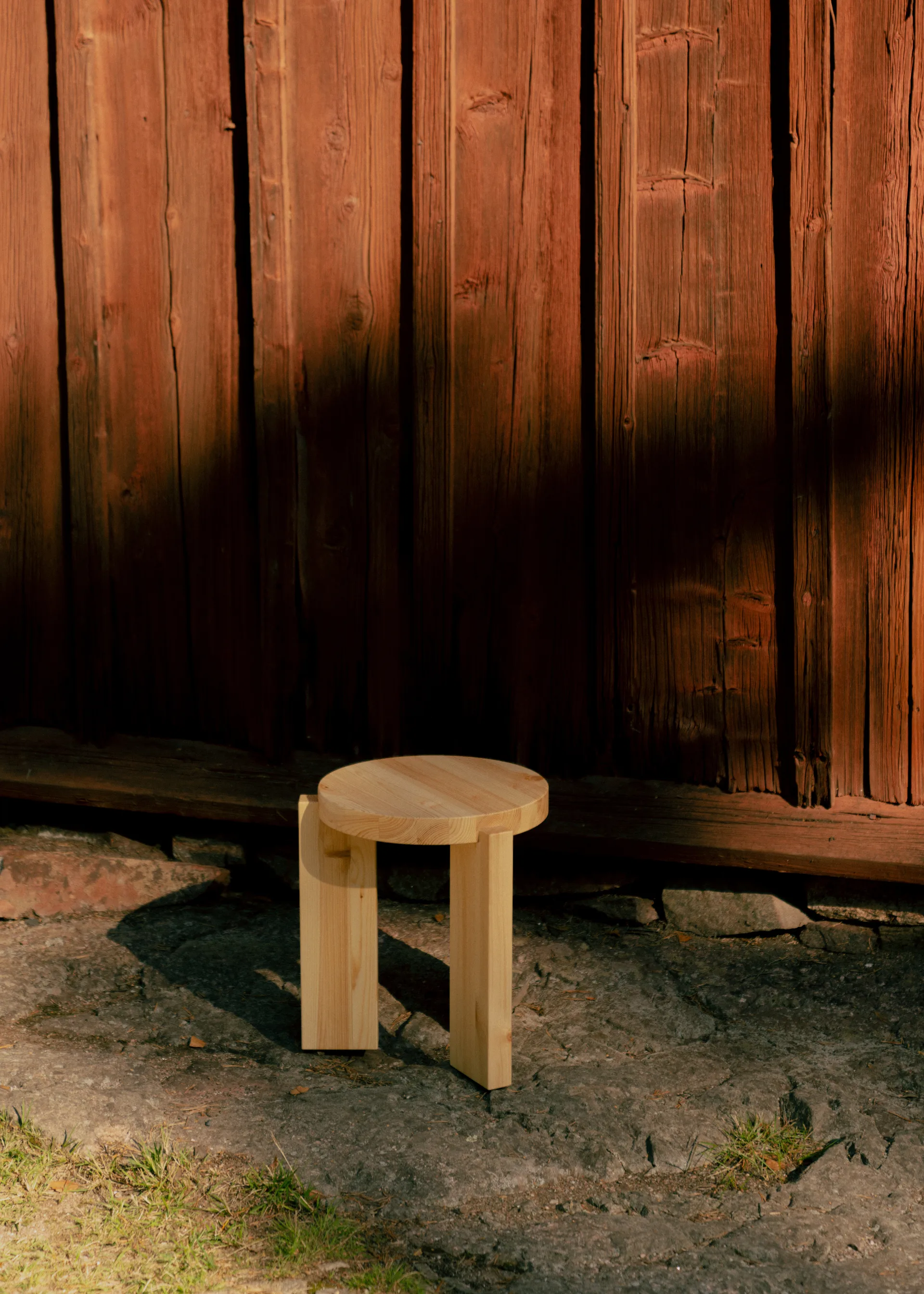 Taburete 001 Stool, Pino aceitado y encerado mate, Ø40×44 cm Vaarnii