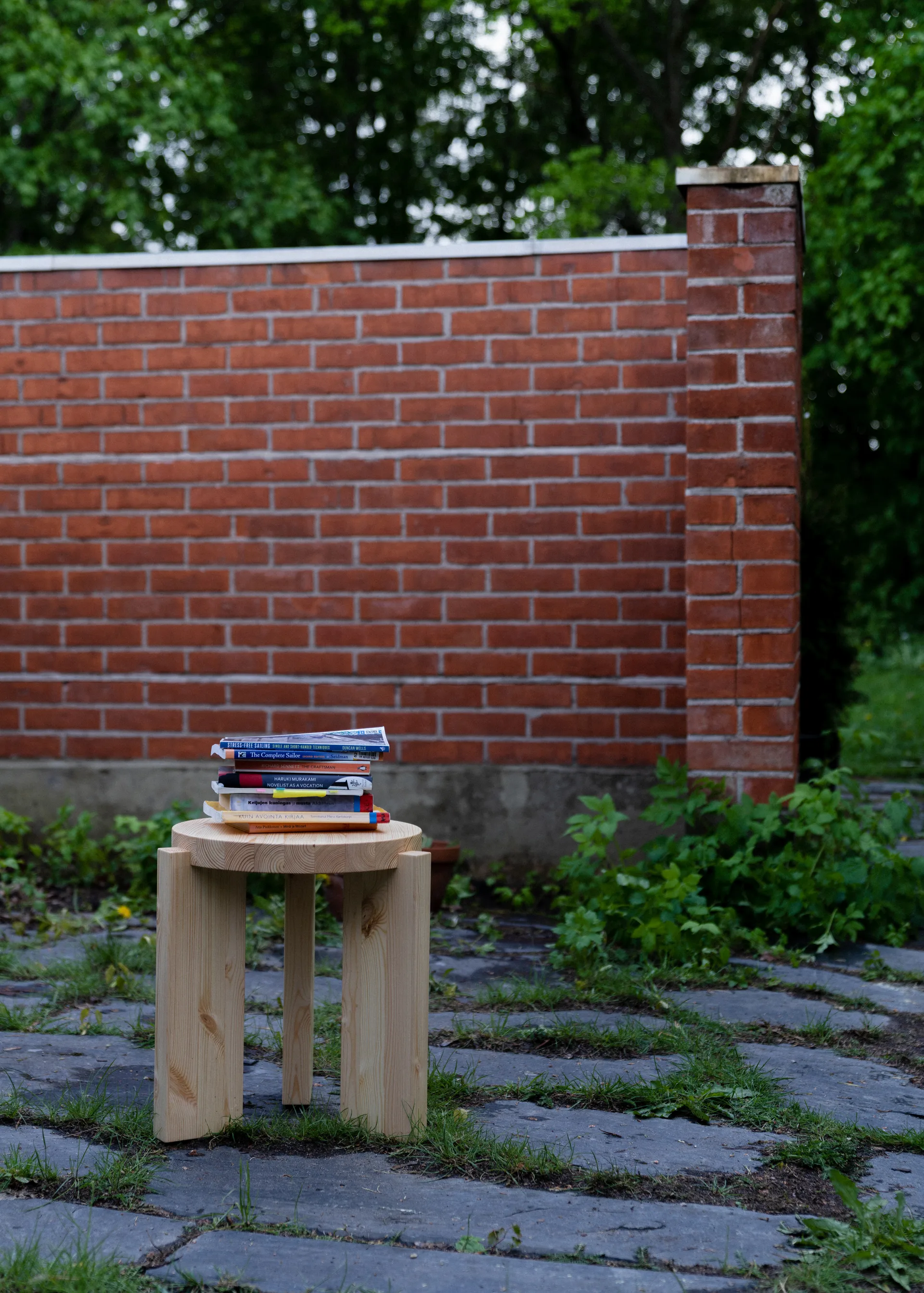 Taburete 001 Stool, Pino aceitado y encerado mate, Ø40×44 cm Vaarnii