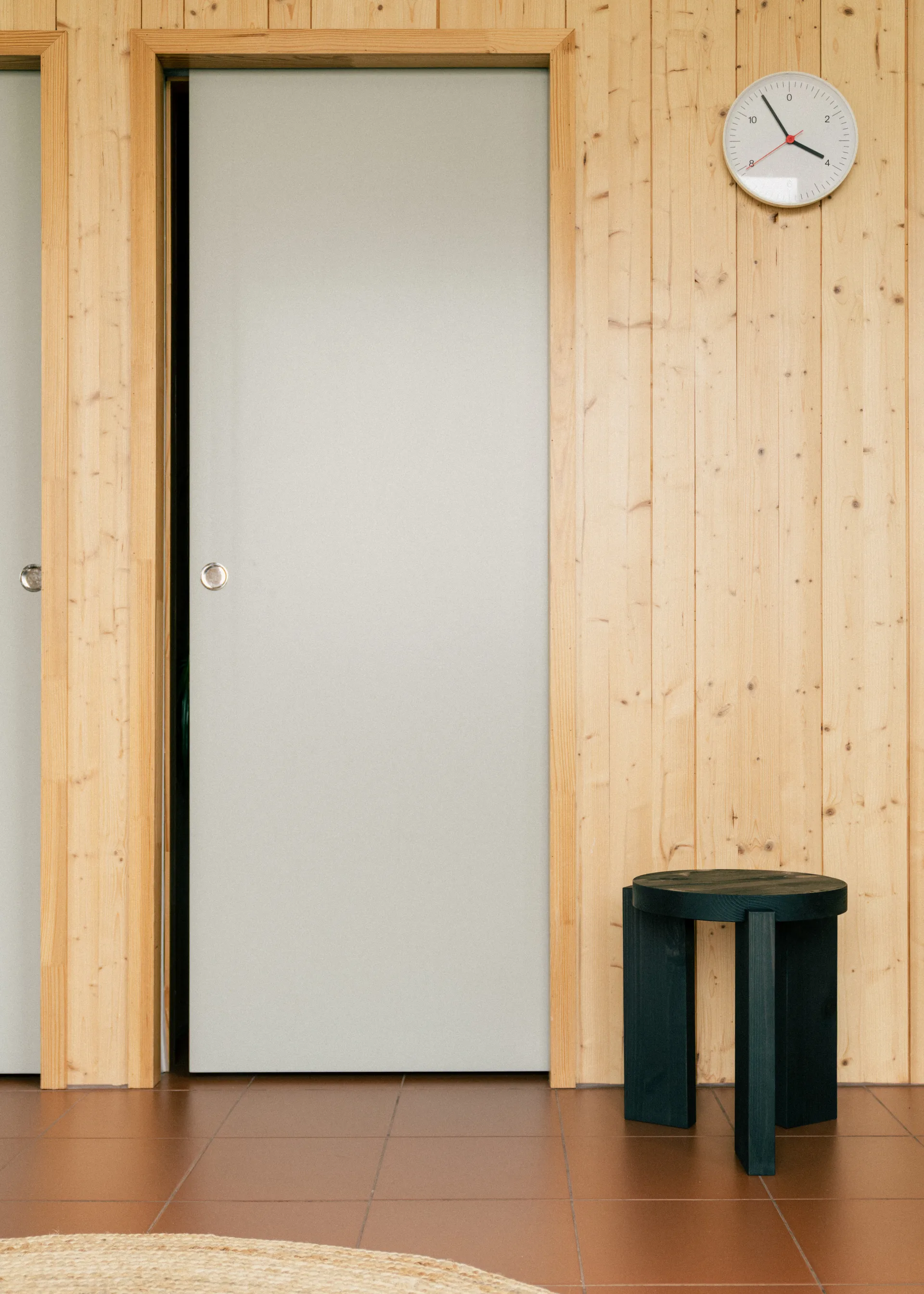 Taburete 001 Stool, Pino con tinte negro, Ø40×44 cm Vaarnii