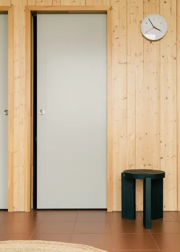 Taburete 001 Stool - Pino con tinte negro, Ø40×44 cm - Vaarnii