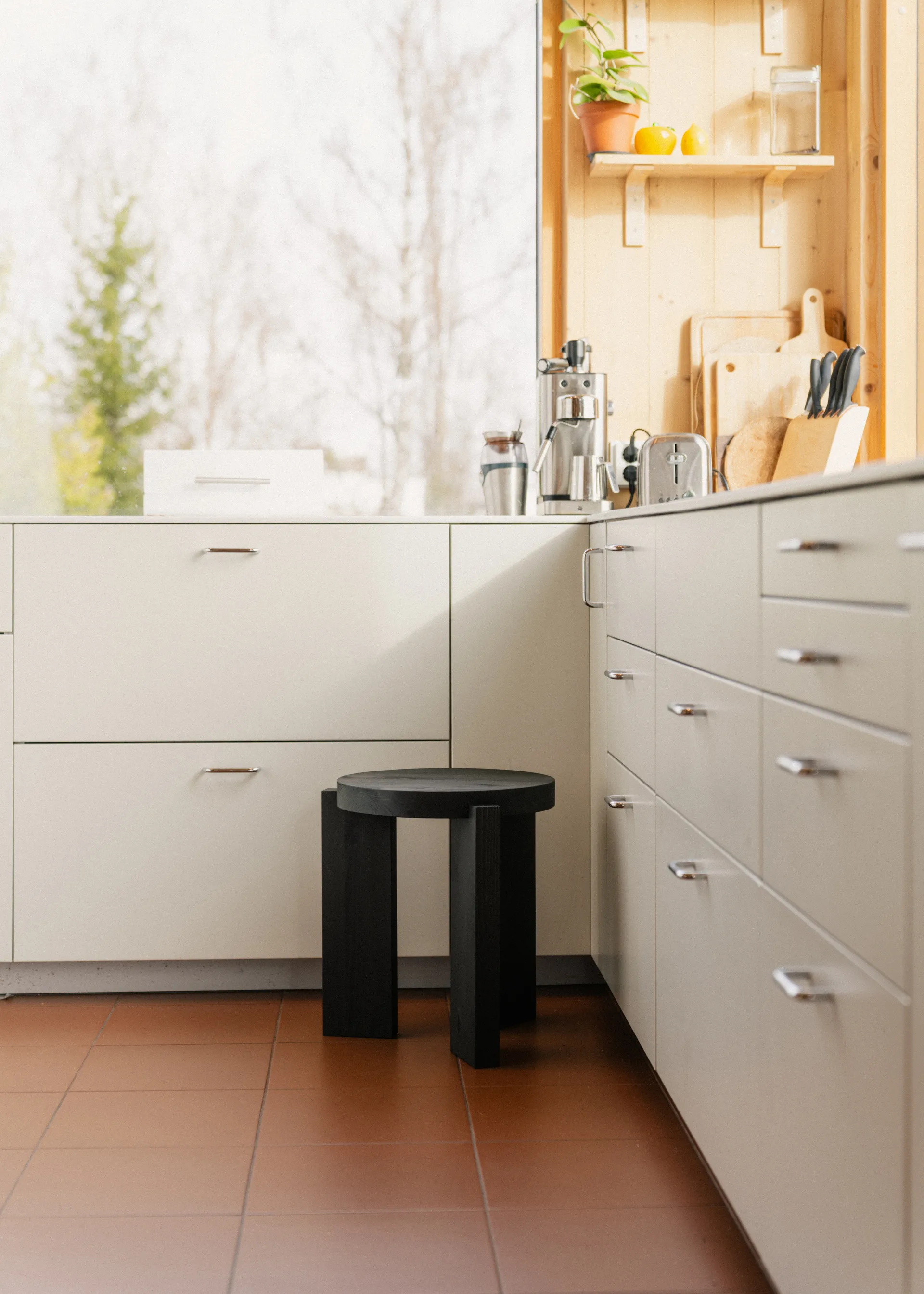 Taburete 001 Stool, Pino con tinte negro, Ø40×44 cm Vaarnii