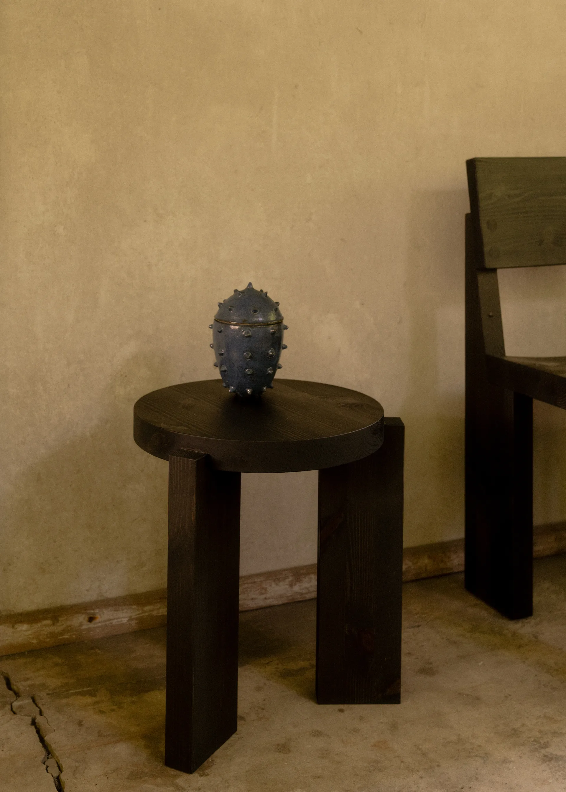 Taburete 001 Stool, Pino con tinte negro, Ø40×44 cm Vaarnii