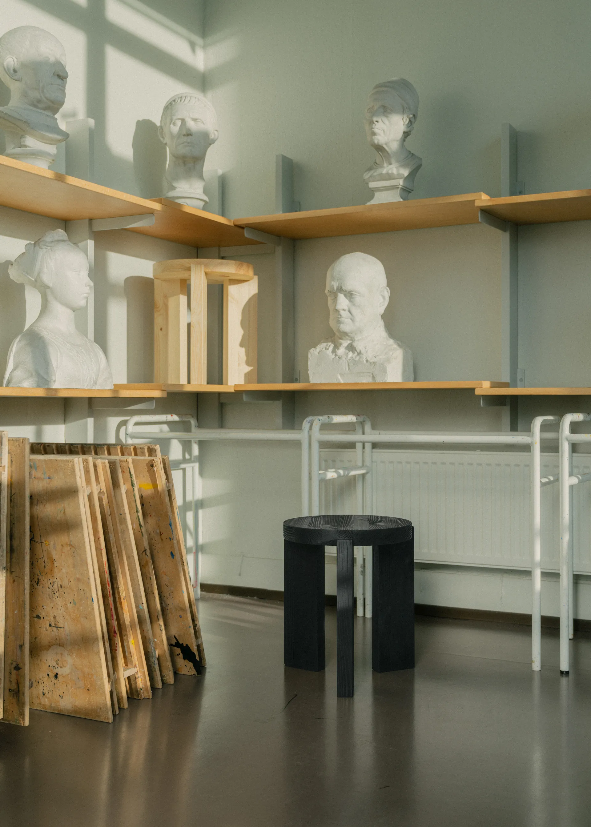 Taburete 001 Stool, Pino con tinte negro, Ø40×44 cm Vaarnii