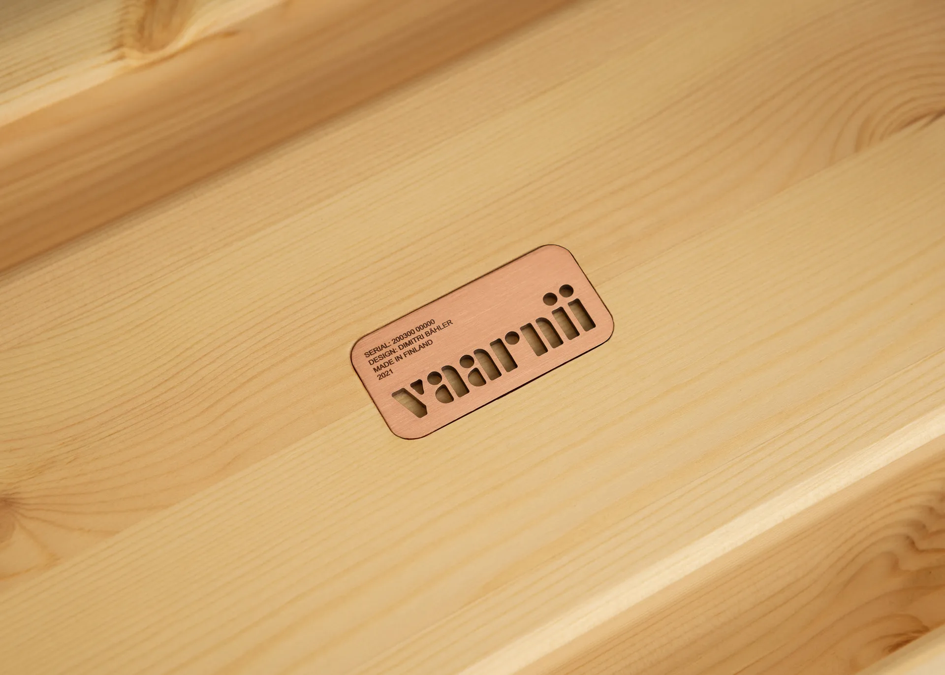 Taburete 002 Ast Stool, Pino aceitado y encerado mate, 55x26x45 cm Vaarnii