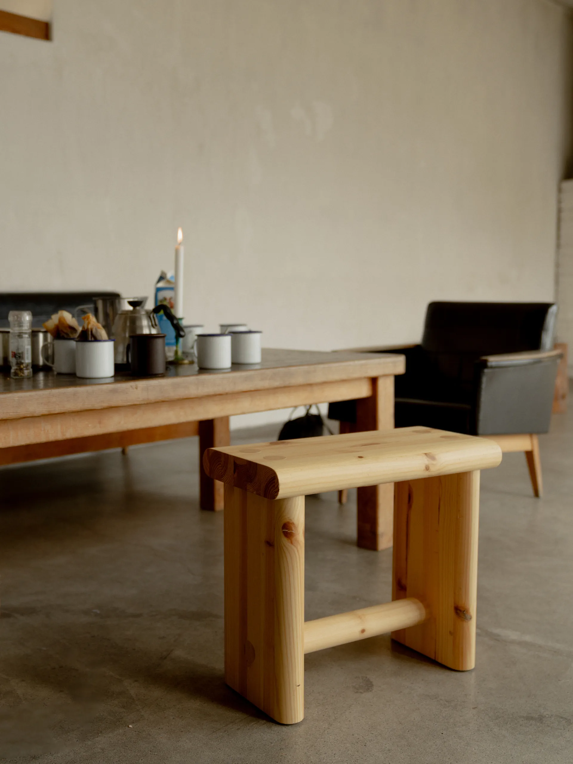 Taburete 002 Ast Stool, Pino aceitado y encerado mate, 55x26x45 cm Vaarnii