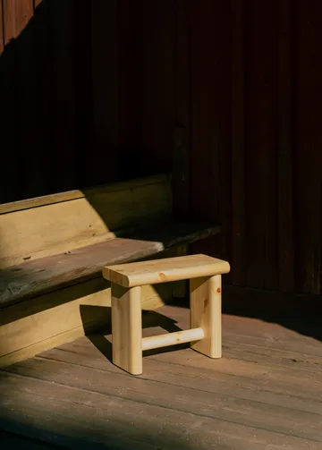 Taburete 002 Ast Stool - Pino aceitado y encerado mate, 55x26x45 cm - Vaarnii