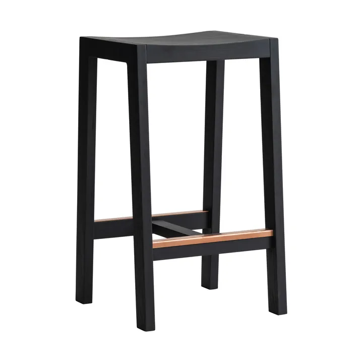 Taburete 016 Maasto Bar Stool - Pino con tinte negro, 65 cm - Vaarnii