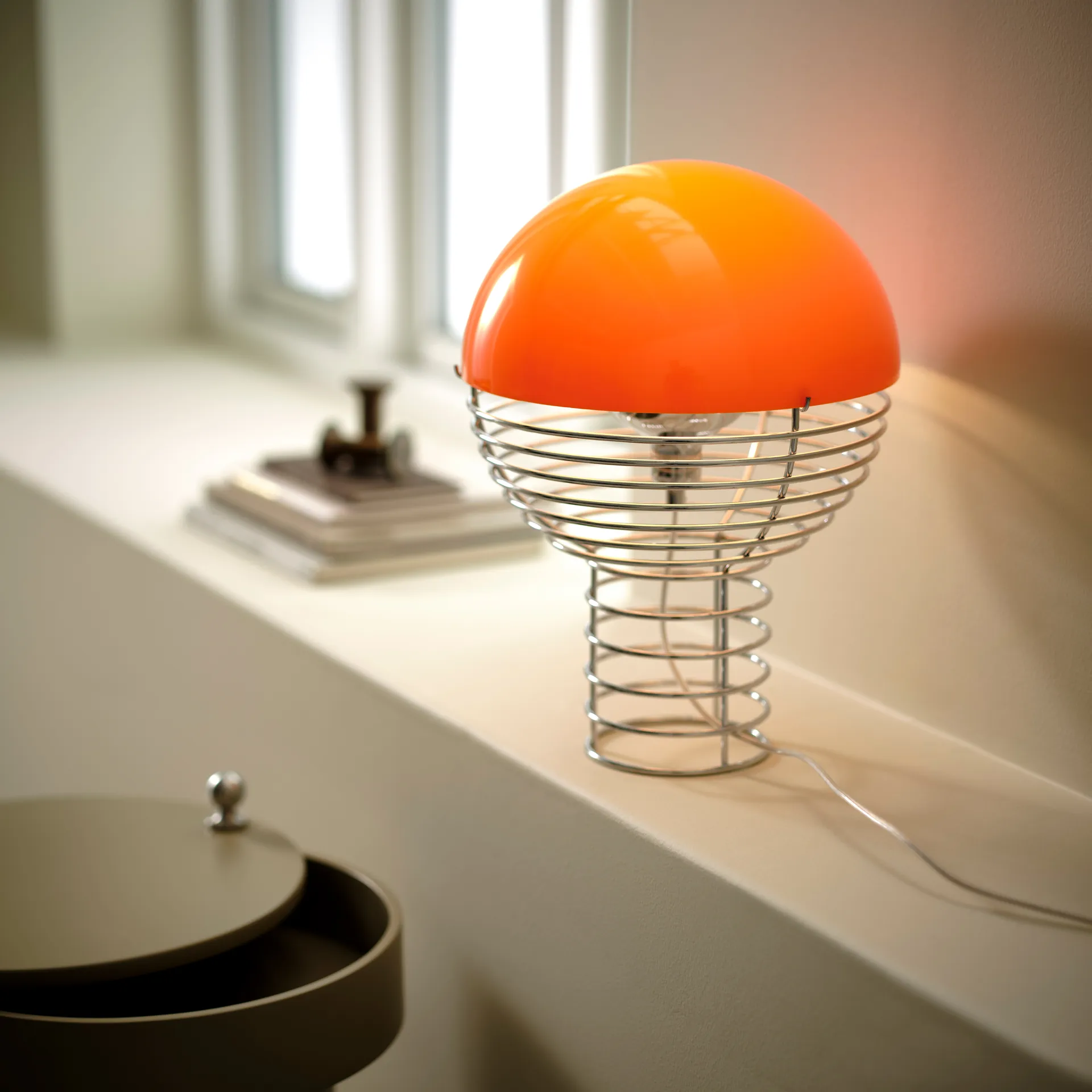 Lámpara de mesa Wire Ø30 cm, Chrome-orange Verpan