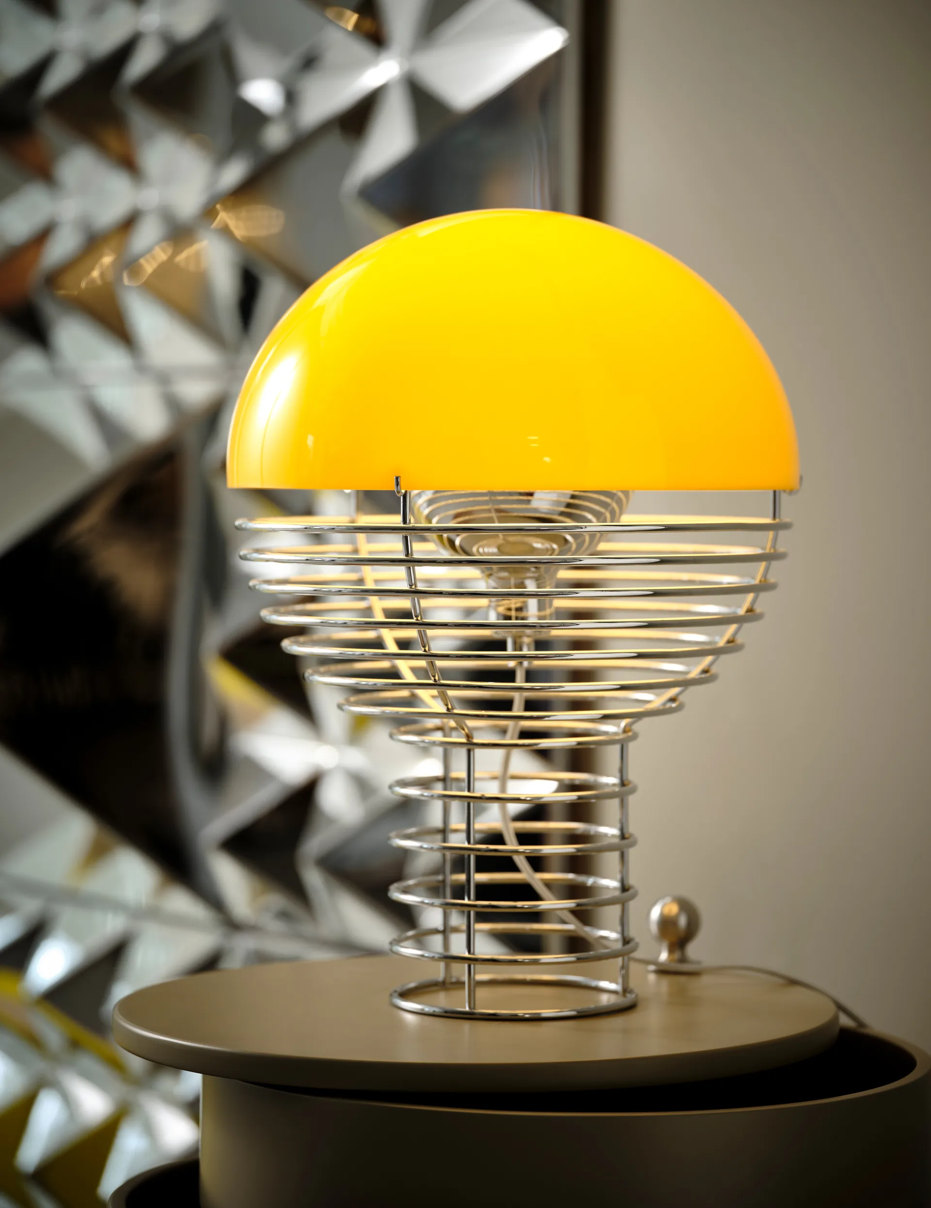 Lámpara de mesa Wire Ø30 cm, Chrome-yellow Verpan