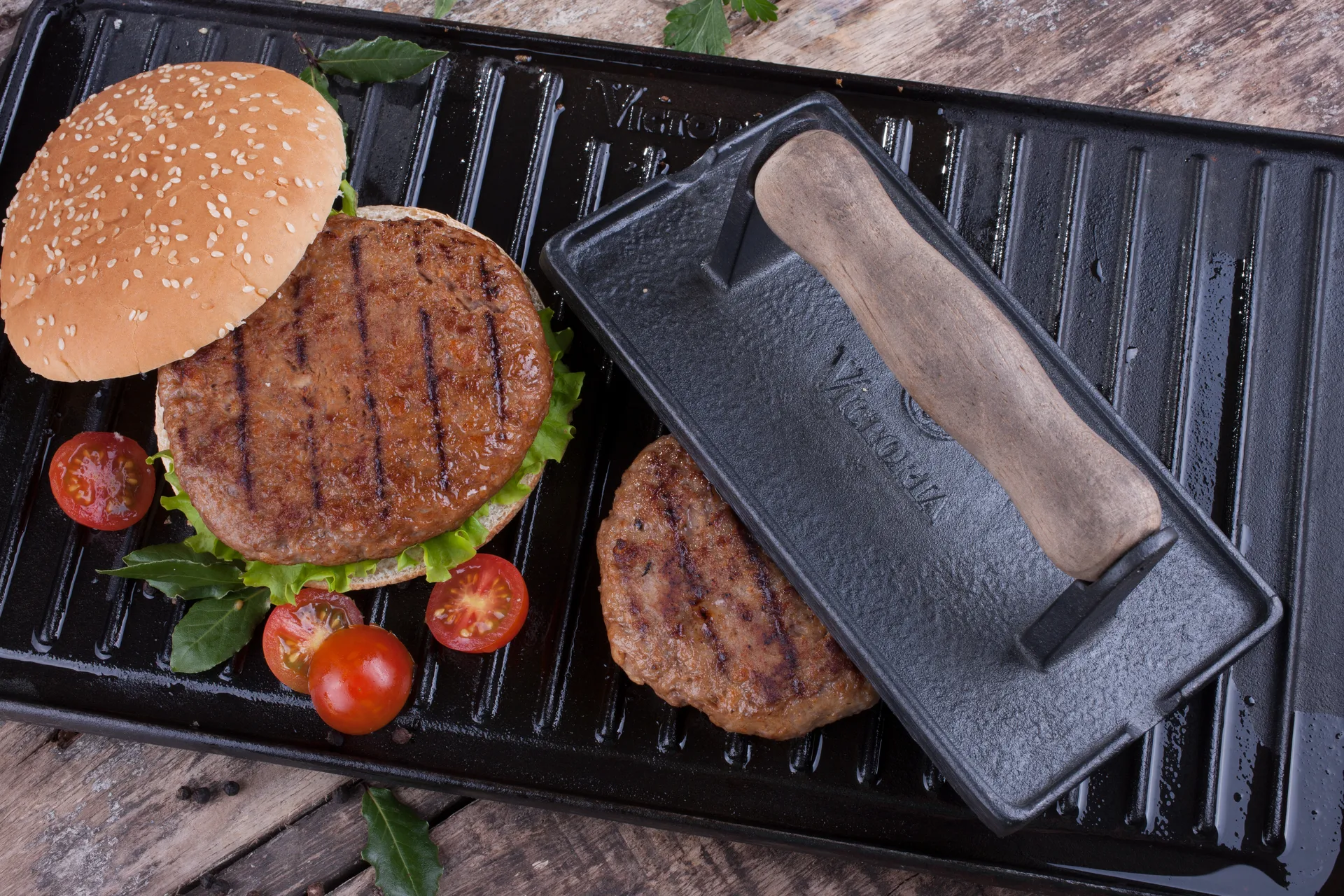 Prensa de bacon y parrilla Victoria hierro fundido y mango de madera, 21x11 cm Victoria