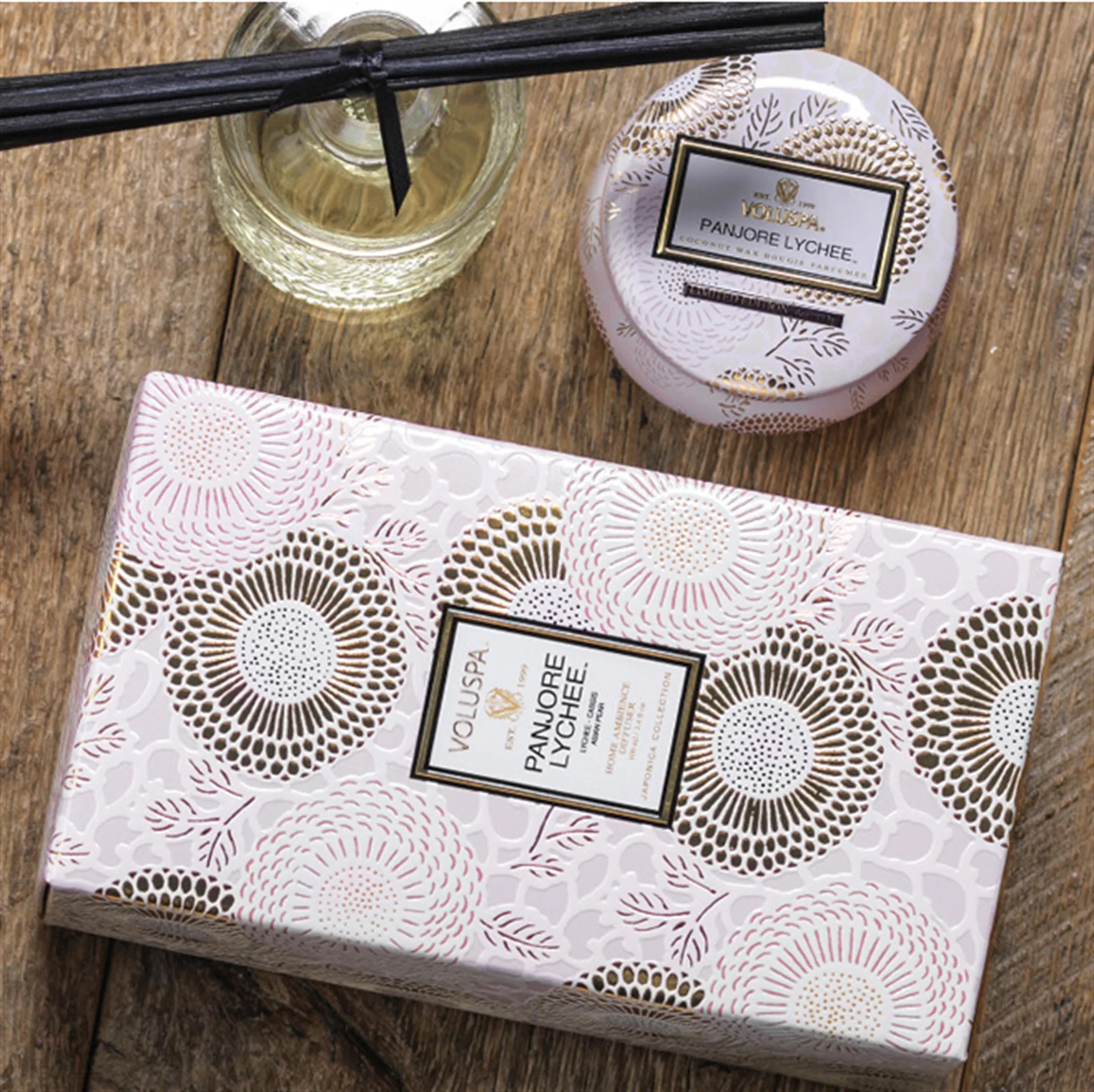 Vela perfumada Decorative Tin 25h, Panjore Lychee Voluspa