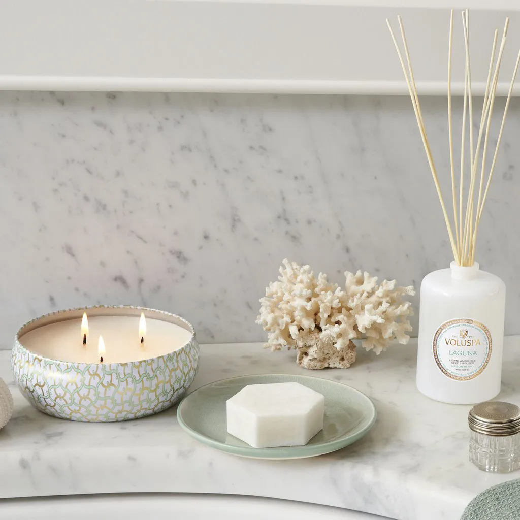Vela perfumada Maison Blanc 3-wick Tin 40 horas, Laguna Voluspa