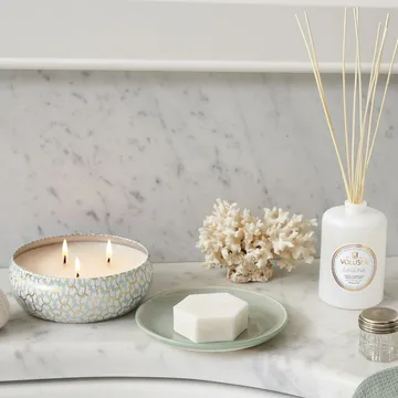 Vela perfumada Maison Blanc 3-wick Tin 40 horas - Laguna - Voluspa