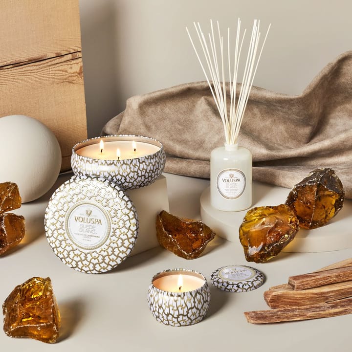 Vela perfumada Maison Blanc 3-wick Tin 40 horas, Suede Blanc Voluspa