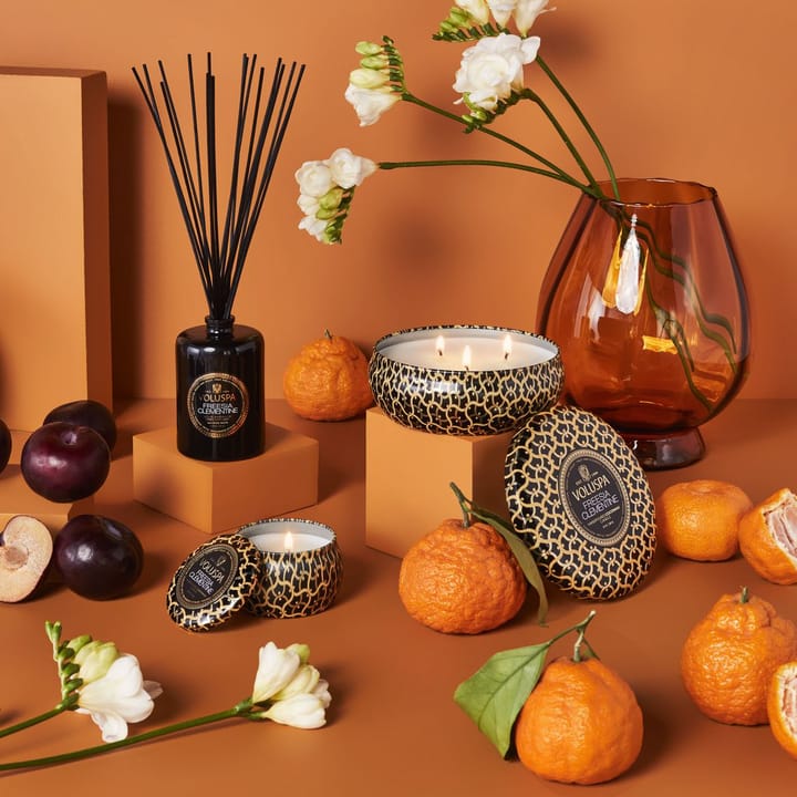 Vela perfumada Maison Noir 3-wick Tin 40 horas - Freesia Clementine - Voluspa