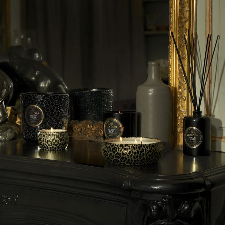 Vela perfumada Maison Noir Mini Tin 25 horas - Suede Noir - Voluspa