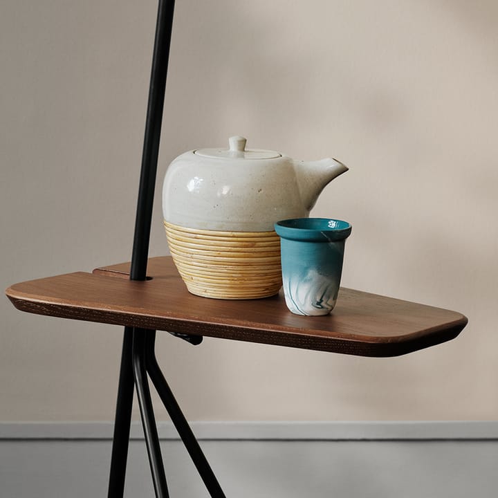 Lámpara de pie Cone - Black noir, mesa de teca, detalles de latón - Warm Nordic