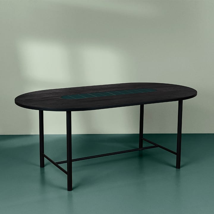 Mesa Be My Guest, Roble aceitado negro, patas de acero en negro, cerámica verde, 100x180 Warm Nordic