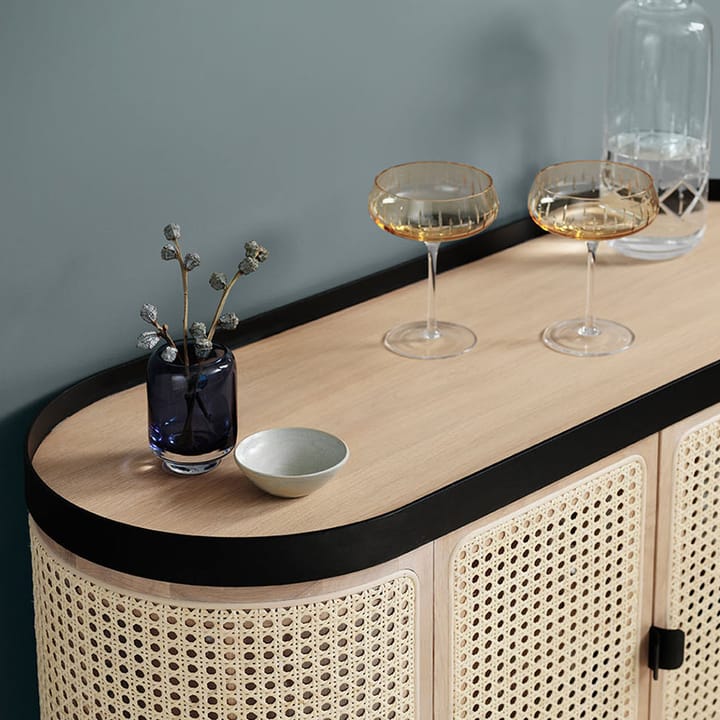 Mueble bar Be My Guest, Ratán, roble aceitado blanco, base de acero en color negro Warm Nordic