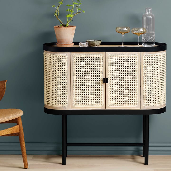 Mueble bar Be My Guest, Ratán, roble aceitado blanco, base de acero en color negro Warm Nordic