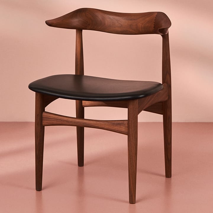 Silla Cow Horn, Tela vanilla, base de nogal Warm Nordic