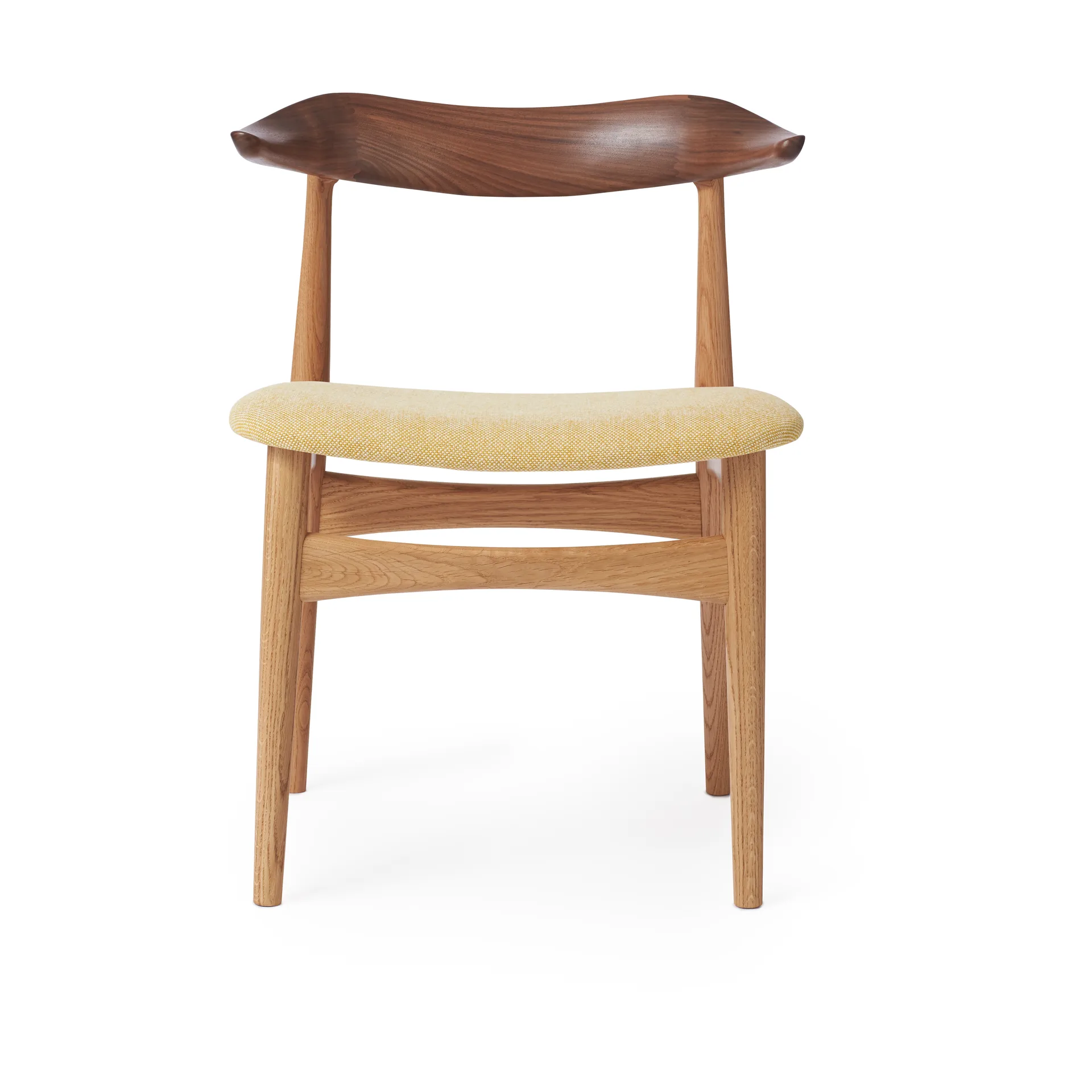 Silla Cow Horn, Tela vanilla, estructura de roble tratado blanco, respaldo de nogal Warm Nordic