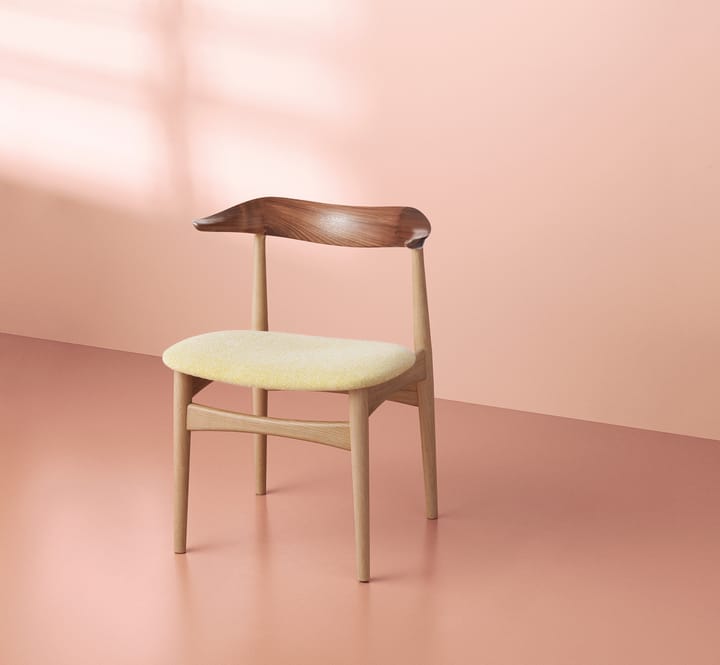 Silla Cow Horn, Tela vanilla, estructura de roble tratado blanco, respaldo de nogal Warm Nordic