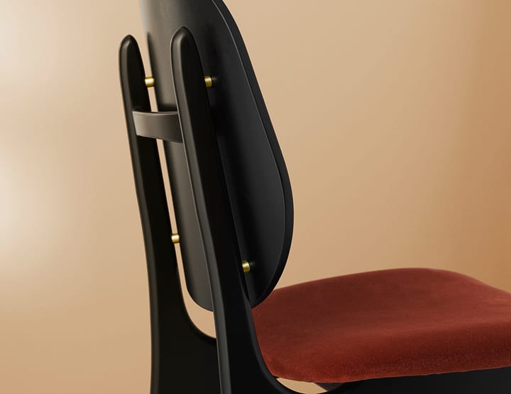 Silla Noble, Tela brick red, estructura de haya lacado negro Warm Nordic