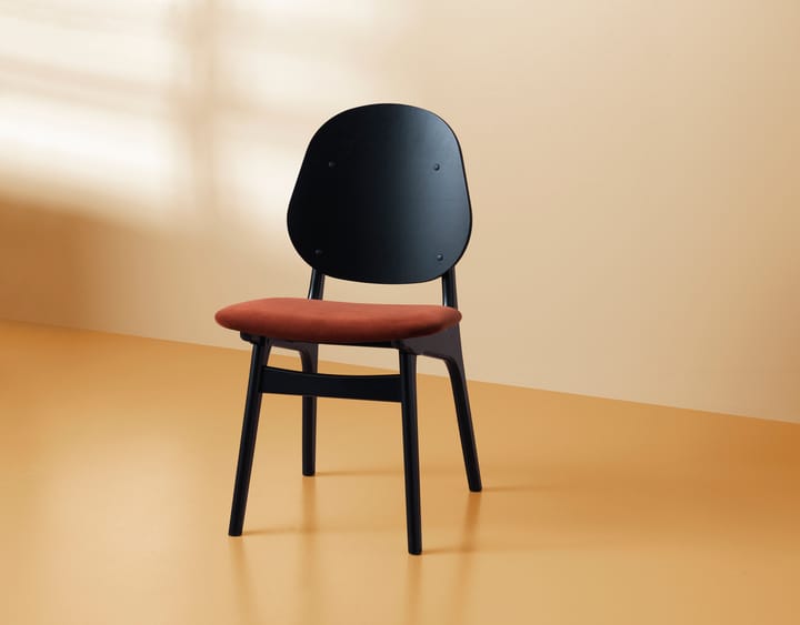 Silla Noble, Tela brick red, estructura de haya lacado negro Warm Nordic