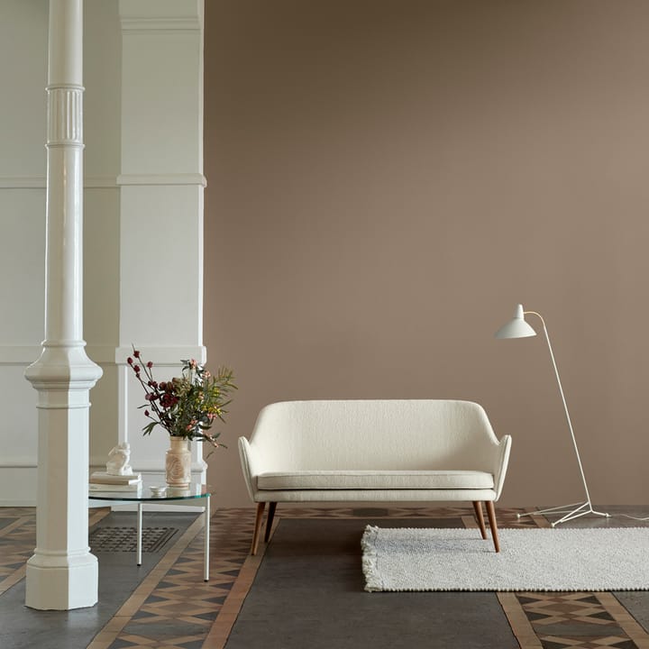 Sofá Dwell, 2 plazas tela barnum24 cream, patas de roble ahumado Warm Nordic