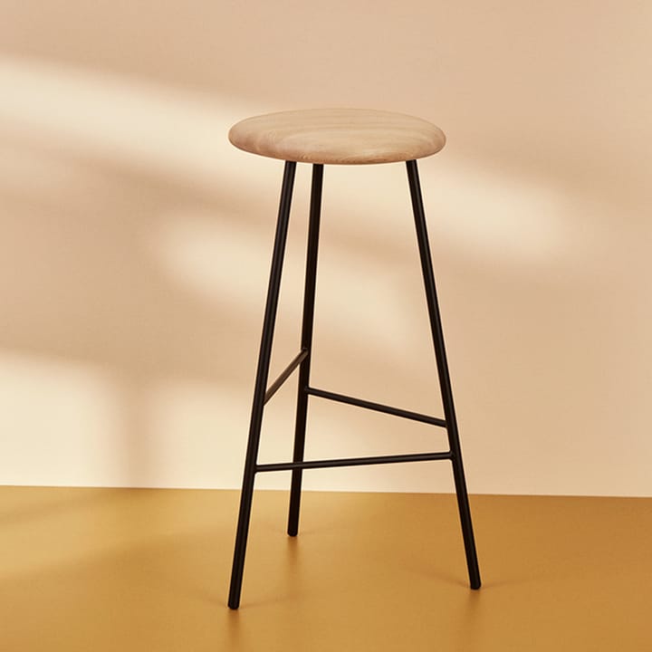Taburete bar Pebble, Fresno aceitado, altura 65, base negra Warm Nordic