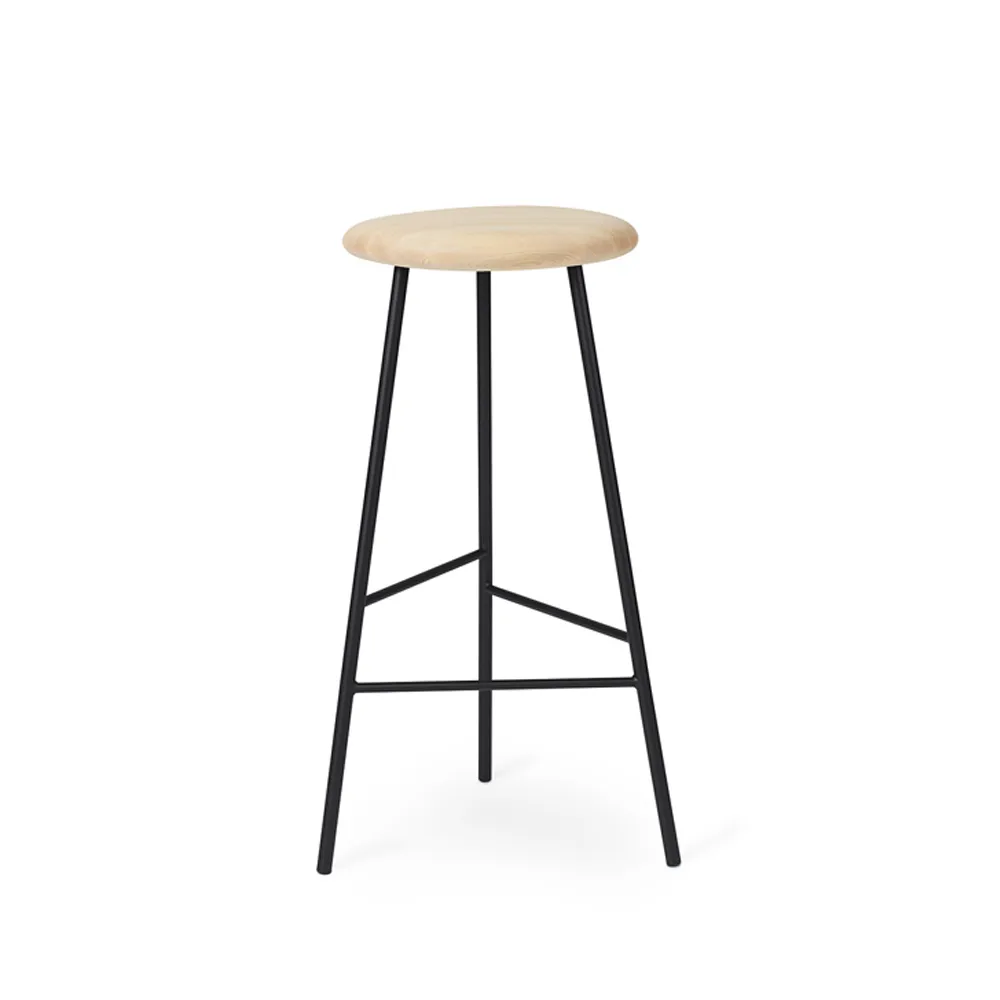 Taburete bar Pebble, Fresno aceitado, altura 75, base negra Warm Nordic
