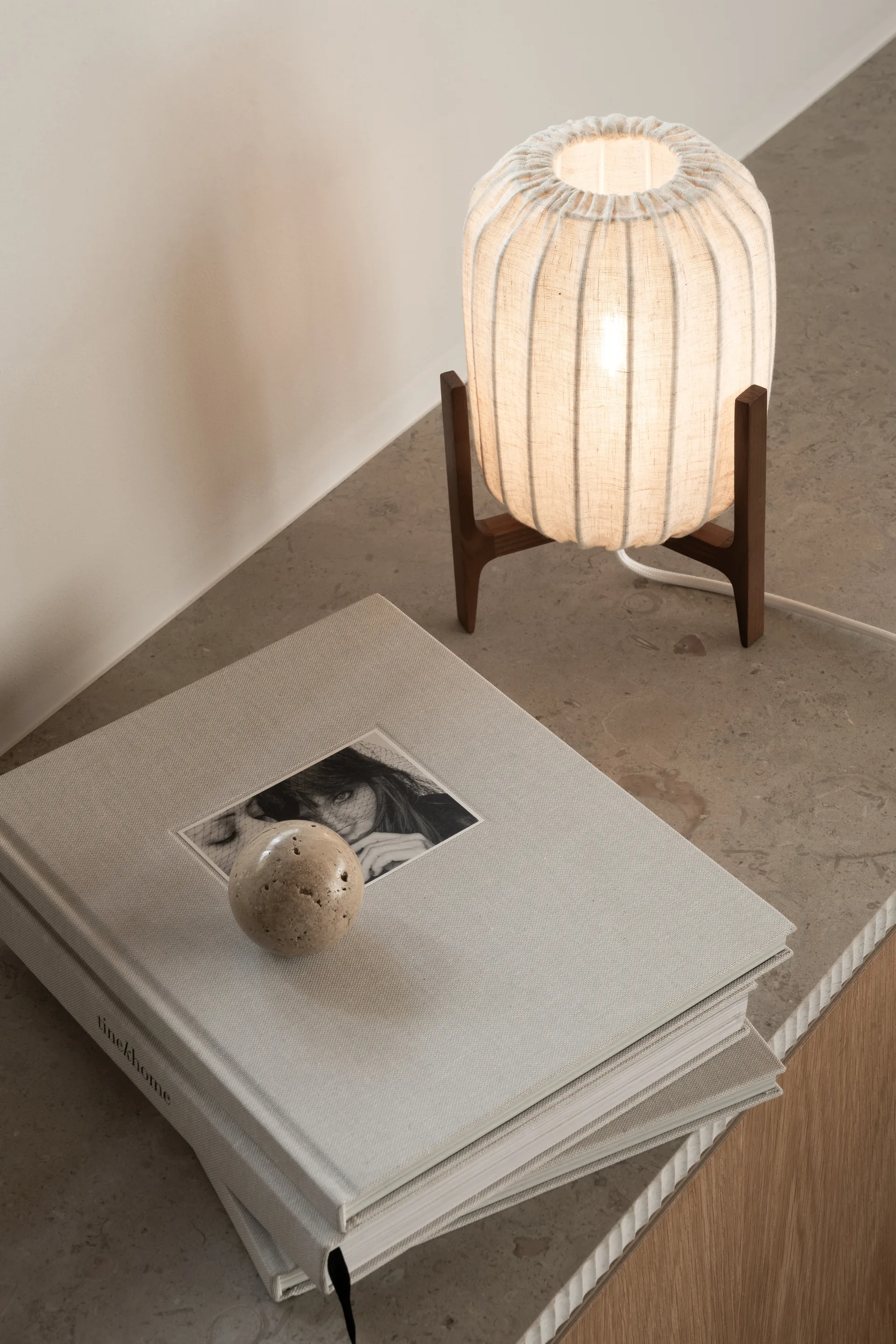 Lámpara de mesa Prisma, Dark ash-Natural, Mini Ø16 x 24,3 cm Watt & Veke